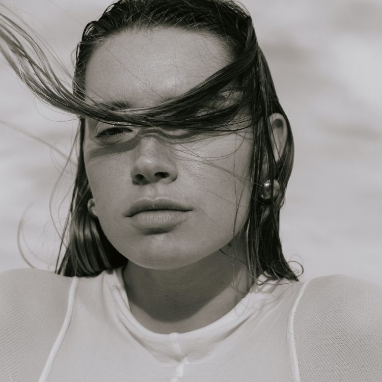 Tr4nsform portrait-young-woman-against-sky